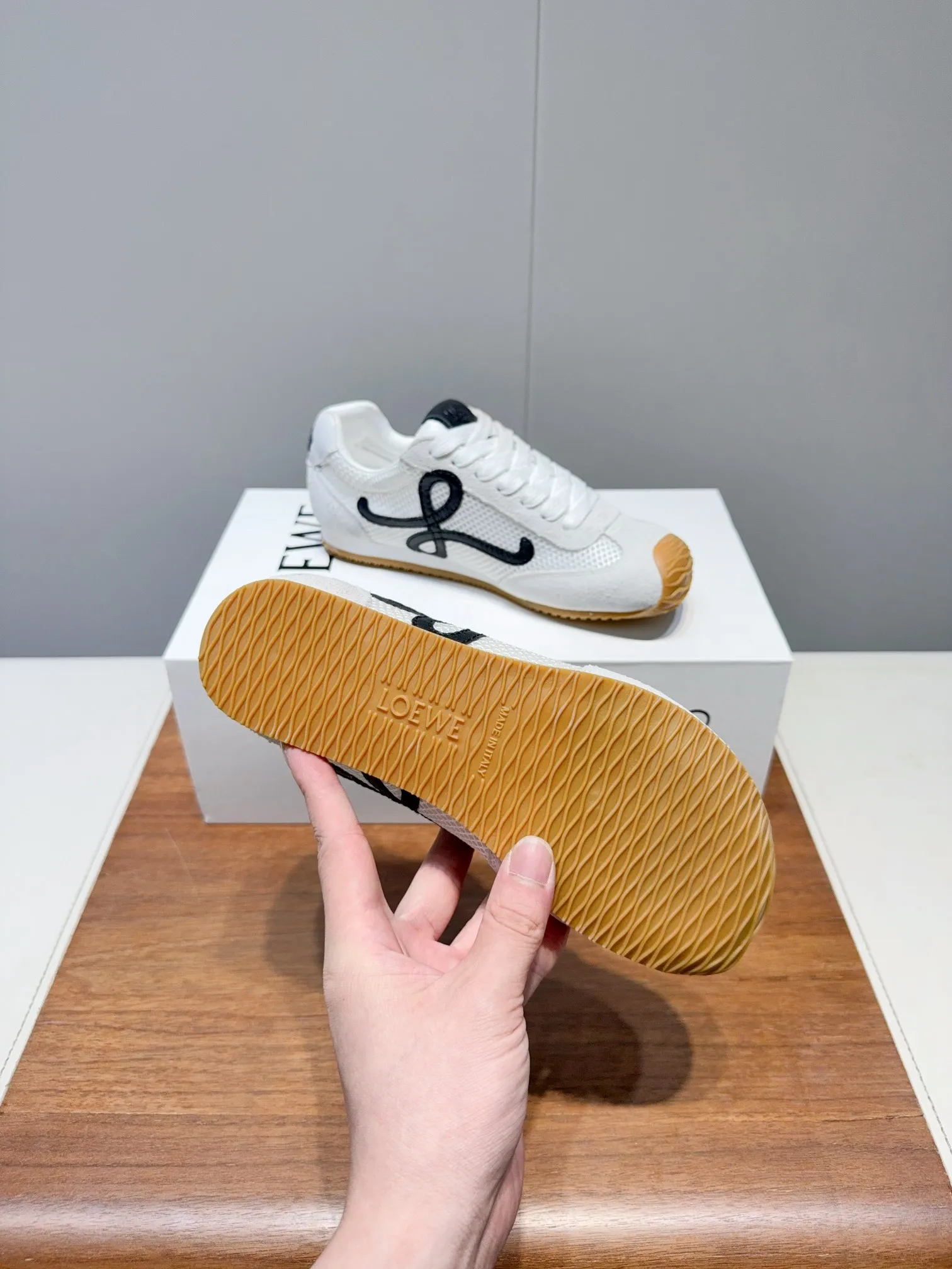 👟👟Ex-factory price 560👟👟 Loewe LOEW- 2025 mesh moral training shoes Super awesome Asymmetric toe shape, as LOEWE's signature design Super soft, lightweight and flexible sole, new wave texture rubber outsole, extending to the toe, upgraded soft leather lining and footbed to provide maximum comfort, 3D injection molded rubber LOEWE logo on the heel Fully open mold matching material Size: 35-40 (custom-made for 40 women, non-refundable)